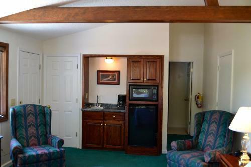 Hotel Boundary Waters Resort & Marina