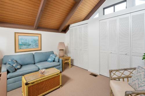 486 Cedar Walk