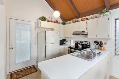 486 Cedar Walk