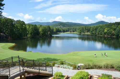 Pet-friendly Getaway With Big Canoe Resort Perks!