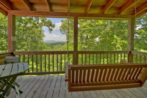 Bear Ridge Hideaway- Secluded Mtn View