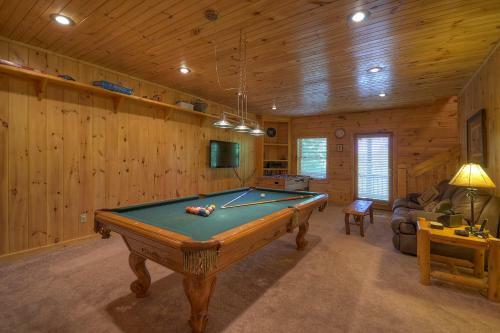 Bear Ridge Hideaway- Secluded Mtn View