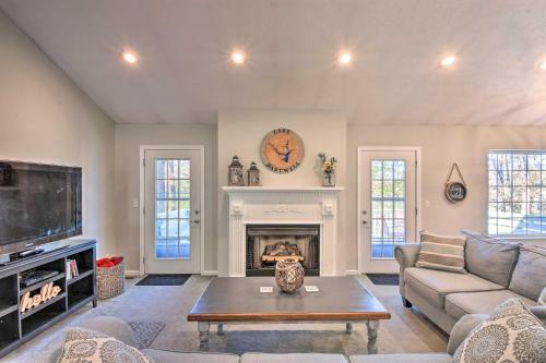 Lake Hartwell Waterfront Getaway With Fire Pit!
