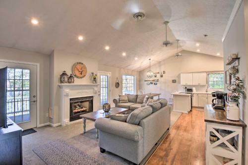 Lake Hartwell Waterfront Getaway With Fire Pit!