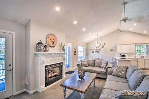 Lake Hartwell Waterfront Getaway With Fire Pit!