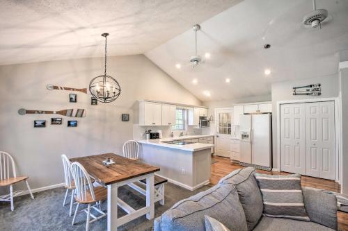 Lake Hartwell Waterfront Getaway With Fire Pit!