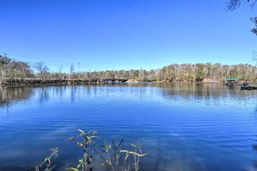 Lake Hartwell Waterfront Getaway With Fire Pit!