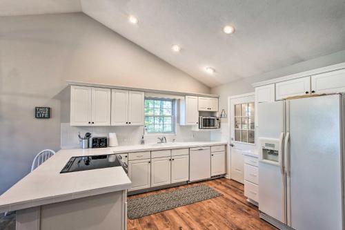 Lake Hartwell Waterfront Getaway With Fire Pit!