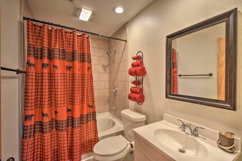 Spacious Cabin With Furnished Deck And Fire Pit!