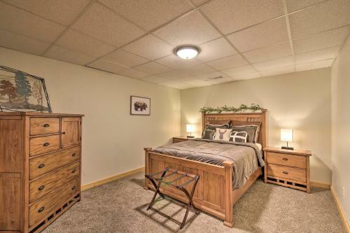 Spacious Cabin With Furnished Deck And Fire Pit!