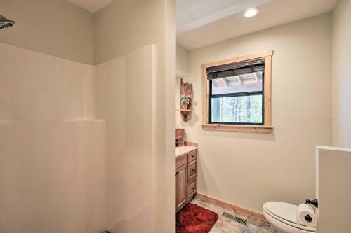 Spacious Cabin With Furnished Deck And Fire Pit!
