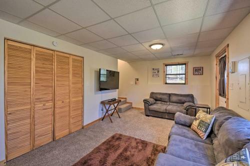 Spacious Cabin With Furnished Deck And Fire Pit!