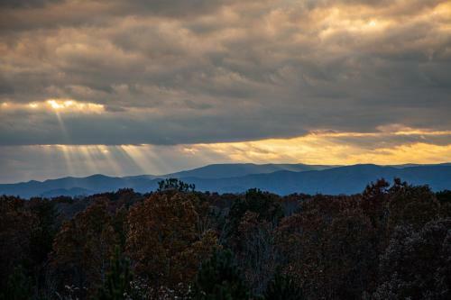 Eagles Crest - Long Range Layered Mountain Views In Peaceful Neighborhood!