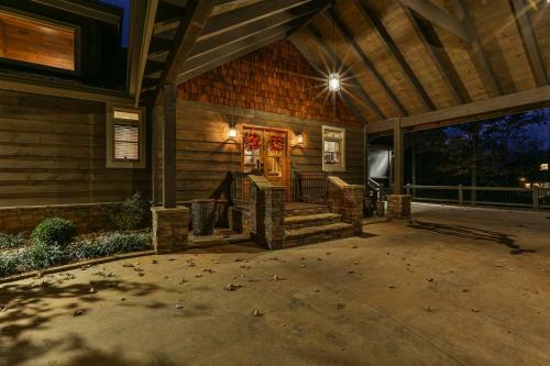 Eagles Crest - Long Range Layered Mountain Views In Peaceful Neighborhood!