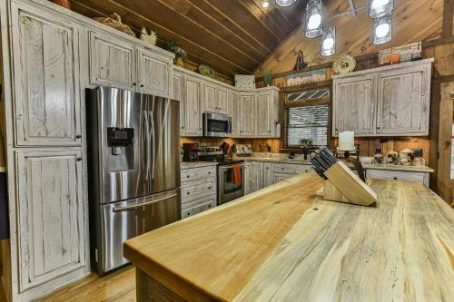 Eagles Crest - Long Range Layered Mountain Views In Peaceful Neighborhood!