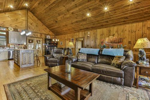 Eagles Crest - Long Range Layered Mountain Views In Peaceful Neighborhood!