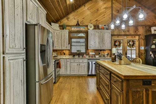 Eagles Crest - Long Range Layered Mountain Views In Peaceful Neighborhood!
