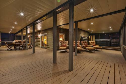 Eagles Crest - Long Range Layered Mountain Views In Peaceful Neighborhood!