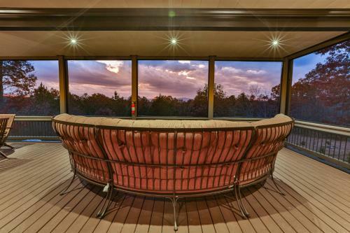 Eagles Crest - Long Range Layered Mountain Views In Peaceful Neighborhood!