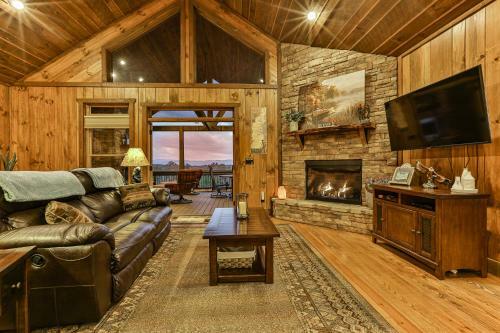 Eagles Crest - Long Range Layered Mountain Views In Peaceful Neighborhood!