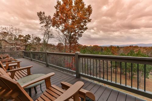 Eagles Crest - Long Range Layered Mountain Views In Peaceful Neighborhood!