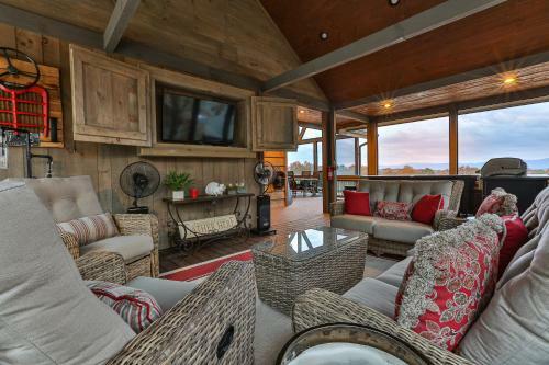 Eagles Crest - Long Range Layered Mountain Views In Peaceful Neighborhood!