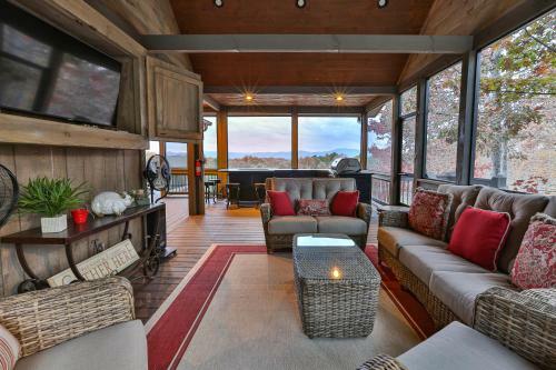 Eagles Crest - Long Range Layered Mountain Views In Peaceful Neighborhood!