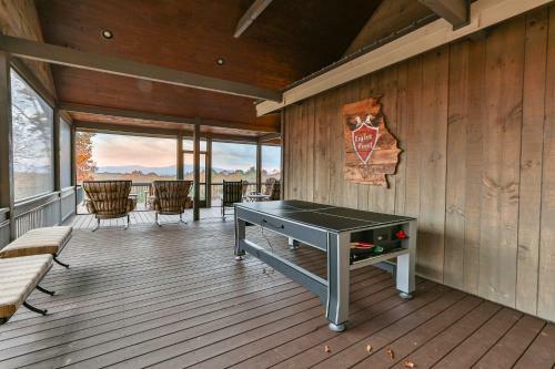 Eagles Crest - Long Range Layered Mountain Views In Peaceful Neighborhood!