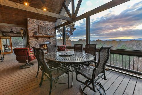 Eagles Crest - Long Range Layered Mountain Views In Peaceful Neighborhood!