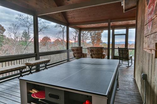 Eagles Crest - Long Range Layered Mountain Views In Peaceful Neighborhood!
