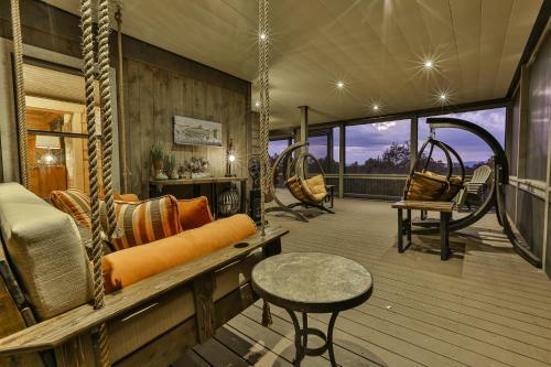Eagles Crest - Long Range Layered Mountain Views In Peaceful Neighborhood!