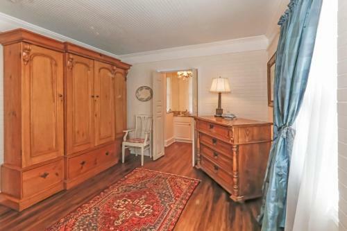 120 Druid Oaks Lane