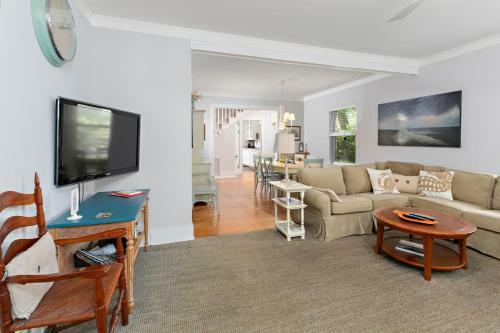Large And Bright East Beach Home!