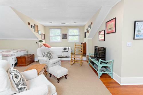 Large And Bright East Beach Home!