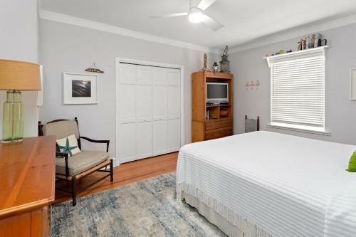 Large And Bright East Beach Home!