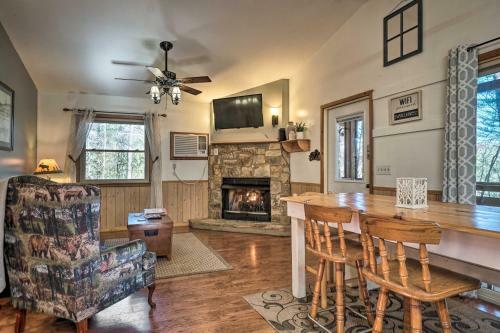 Pet-friendly Wanderlust Cabin 5mi To Helen!