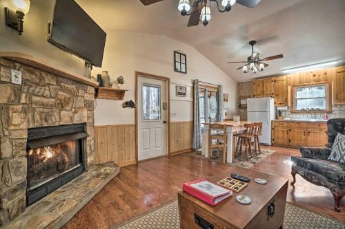 Pet-friendly Wanderlust Cabin 5mi To Helen!
