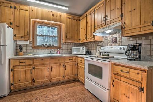 Pet-friendly Wanderlust Cabin 5mi To Helen!