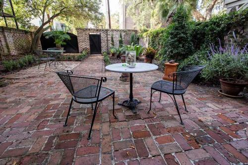 Gardenview On Calhoun By Lucky Savannah