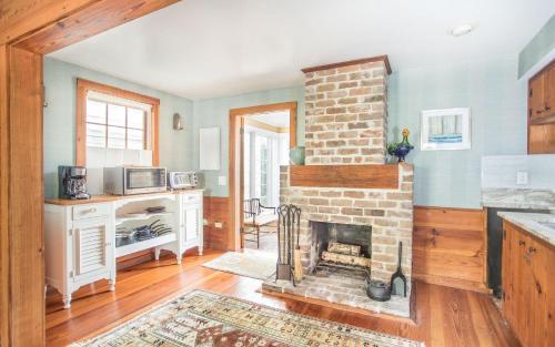 Freeman's Cottage By Lucky Savannah