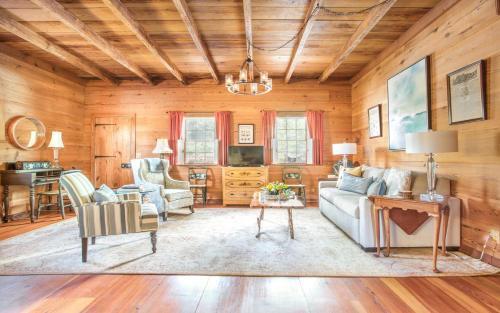 Freeman's Cottage By Lucky Savannah