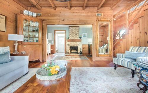 Freeman's Cottage By Lucky Savannah