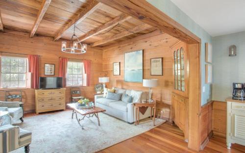 Freeman's Cottage By Lucky Savannah