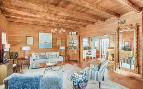 Freeman's Cottage By Lucky Savannah