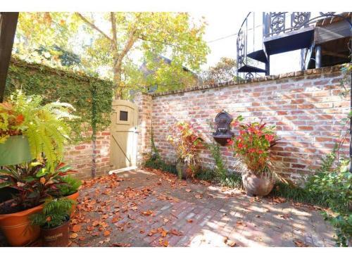 Oglethorpe Square Main + Garden By Lucky Savannah