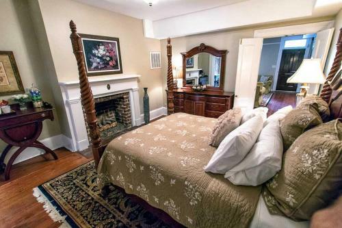 Oglethorpe Square Garden Apartment By Lucky Savannah
