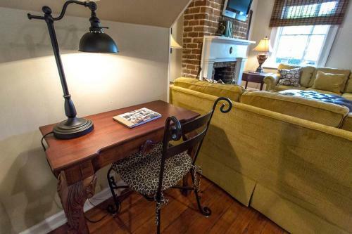 Oglethorpe Square Garden Apartment By Lucky Savannah