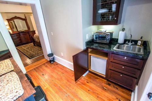 Oglethorpe Square Garden Apartment By Lucky Savannah