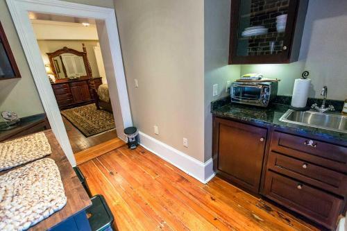 Oglethorpe Square Garden Apartment By Lucky Savannah