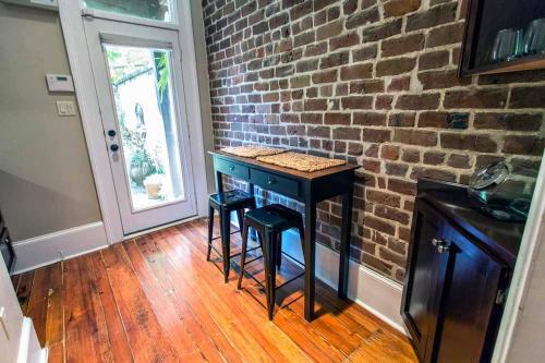 Oglethorpe Square Garden Apartment By Lucky Savannah